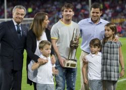 نجم نادي برشلونة ميسي يفوز بجائزة ألدو روفيرا لعام 2012/2013