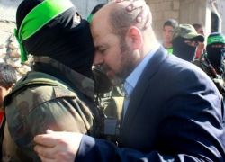 شاهد الصور : أبو مرزوق يؤدي واجب العزاء بقادة القسام في رفح