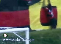 فيديو: لاعب يصطدم بحائط احتفالاً بهدف!