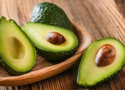 منذ بداية الموسم: تصدير 600 طن من الأفوكادو من قلقيلية إلى الأسواق الخارجية