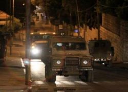 نابلس: الاحتلال يقتحم مخيم العين ويطالب الأهالي بإخلاء منازلهم ويعتقل عدداً من الشبان وسيدة