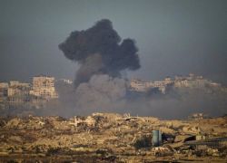 غارات جوية على خان يونس وغزة وقصف مدفعي على طول الخط الأصفر