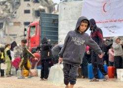 قصف مدفعي وجوي في عدة مناطق بغزة والرياح والأمطار تقتلع خيام النازحين