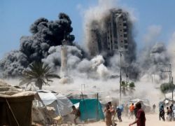 غارات جوية شرق غزة وقصف مدفعي وإطلاق نار وسط وجنوب القطاع