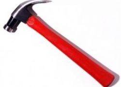 رجل اسرائيلي ينهال على جارته بمطرقة بسبب خلاف على تنظيف "بيت الدرج"