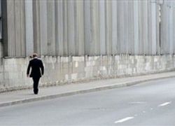 الرئيس الروسي يمشي في الشارع وحيدا حزناً على وفاة والده الثاني - فيديو