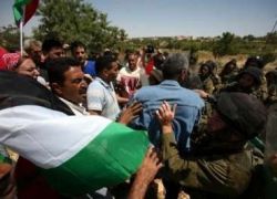 قوات الاحتلال تهاجم جنازة احد المواطنين في الخليل