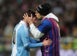 شاهد الفيديو : مشجع ينزل ارضية الملعب بقميص برشلونة ويقبل رأس ميسى