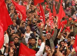 عشرات الالاف من أنصار الجبهة الشعبية يشاركون بمسيرة وعرض عسكري بغزة