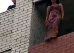 شاهد الفيديو : ذكاء إطفائي ينقذ فتاة من الانتحار قفزا من شرفتها