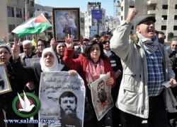 شبان يعتصمون امام الصليب الاحمر في نابلس ويهددون باغلاقة