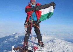 علم فلسطين يرفرف على أعلى قمة جبل في الولايات المتحدة الأميركية