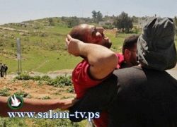 الاحتلال يقمع مسيرة النبي صالح ويصيب صحفي لعشرات بالاختناق