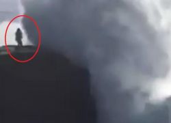 شاهد الفيديو : فتاة تقف على الصخور تغرقها موجة ضخمة