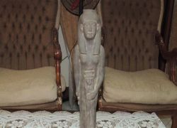 الشرطة تضبط تمثالا فرعونيا في الخليل