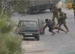 سقوط جندي اسرائيلي اثر تصديه لاطار سيارة في بيت امر !! شاهد الفيديو