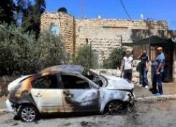 المستوطنون يضرمون النار بمركبة مواطن في الشيخ جراح