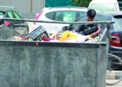 مواطن في عمان يلقي بزوجته داخل حاوية للقمامة بعد ان شتمت والدته !