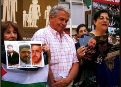 وقفة تضامنية بالأرجنتين مع الأسرى والنواب المعتقلين