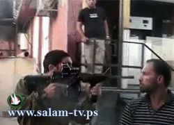 بالفيديو :جندي يصوب سلاحه على رأس مواطن اعزل