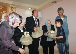 نيابة عن الرئيس .. المحافظ د. كميل يقدم مساعدات رئاسية لأطفال جمعية دار اليتيم العربي