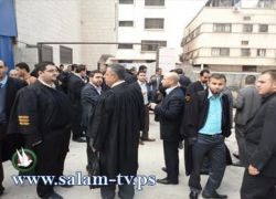بالصور:عشرات المحامين يعتصمون أمام مبنى النيابة العامة في طولكرم