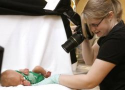 هل يؤدي فلاش الكاميرا إلى إصابة الطفل بالعمى؟ دراسة تكشف الحقيقة