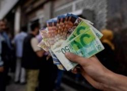 خبير اقتصادي : السلطة استنفدت خياراتها المالية وصرف الرواتب بات مهددًا