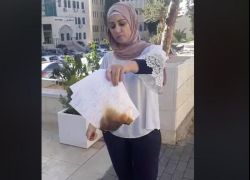فيديو|&quot;معلمة مدرسية&quot; تحرق شهاداتها أمام وزارة التربية والتعليم