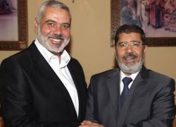 هنية يعزي زوجة &quot;مرسي &quot; بوفاته