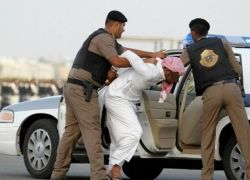 الشرطة السعودية تقبض على شاب سجد بين يدي فتاة امام مسجد