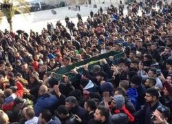 آلاف الفلسطينيين يشيعون جثمان الطفل أبو ارميلة في المسجد الأقصى