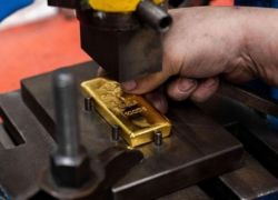 الذهب يسجل أدنى مستوياته منذ أكثر من 3 أسابيع