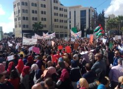 آلاف الموظفين والعمال يتظاهرون أمام مجلس الوزراء رفضا لقانون الضمان