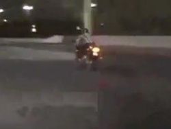 بالفيديو : سقوط عنيف لشاب كويتي من على دراجته النارية