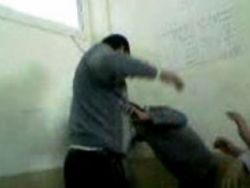 طالب يثأر من صفعة معلمه بعد 18 عاماً