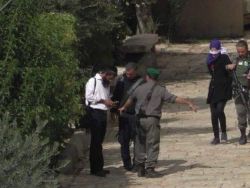 الاحتلال يعتقل فتاة على احد حواجز الحرم الابراهيمي بدعوى حيازتها سكينا
