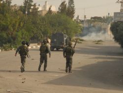 جيش الإحتلال يعطي الصلاحيات لجنوده بفتح النيران الحية على الفلسطينيين