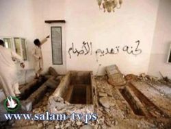 الثوار يدنّسون قبر والدة القذافي ويحرقون عظامها