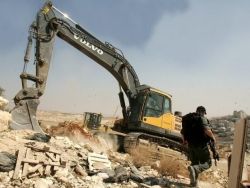 جرافات الاحتلال تهدم بركسات زراعية وخيم شرق بيت فوريك