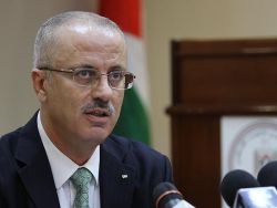 رئيس الوزراء : اقترضنا من البنوك لدفع الرواتب وحجز الاموال يعطّل قدرتنا
