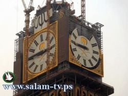 المسلمون يترقبون أول دوران لعقارب "ساعة مكة" مع بداية رمضان