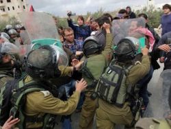 قوات الاحتلال تقمع مسيرة المعصرة وتمنعها من الوصول إلى الجدار