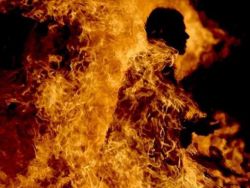 مواطن يشعل النار بجسده في خانيونس