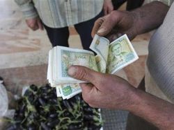 مخاوف انهيار الليرة يدفع السوريين إلى شراء مكثف للدولار