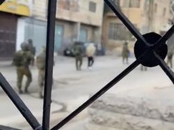 اعتقالات بالجملة: الاحتلال يحوّل بيت أمر إلى ثكنة عسكرية