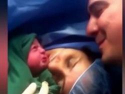 شاهد: ردة فعل طفل حديث الولادة بعد قبلة والده