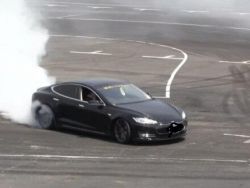 الشرطة تضبط مركبه لقيام سائقها بأعمال التفحيط في طولكرم