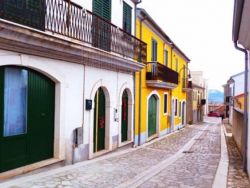 بلدة إيطالية تعرض الحياة بها مجانا وبراتب شهري