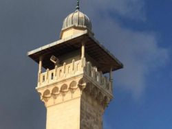 منشورات إسرائيلية تُطالب بخفض صوت الأذان جنوب قلقيلية